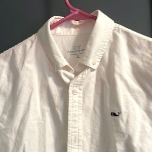 Vineyard Vines all cotton button down. Fits a women’s 8. classic/crisp.No stains